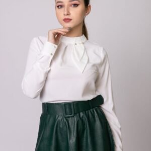 Bluza alba eleganta cu pliuri la bust si aplicatie decorativa