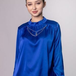 Bluza albastra eleganta cu lantisor decorativ