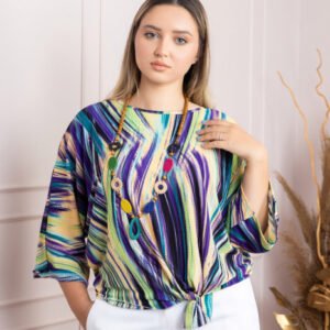 Bluza cu imprimeu mov abstract si colier decorativ