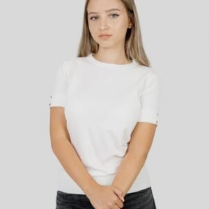 Bluza tricotata alba cu nasturi decorativi