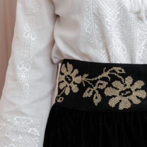 Brau traditional negru cu motiv floral crem Nicoleta