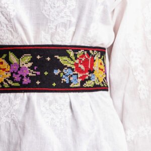 Brau traditional negru cu motiv floral multicolor Beatrice 03