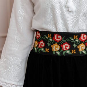 Brau traditional negru cu motiv floral multicolor Laura