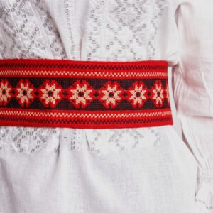 Brau traditional rosu cu motiv floral crem Carmina