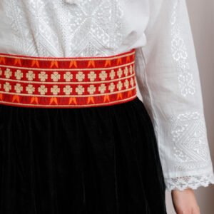 Brau traditional rosu cu motiv floral crem Ivona 01