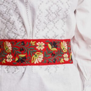 Brau traditional rosu cu motiv floral multicolor Crenguta