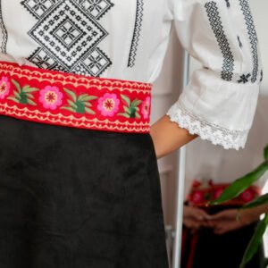 Brau traditional rosu cu motiv floral roz Lacramioara