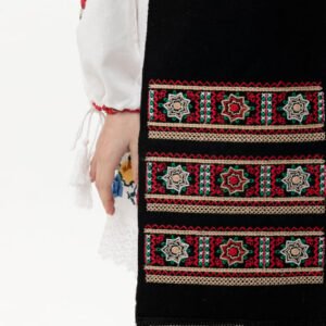 Catrinta traditionala neagra pentru fetite cu broderie florala multicolora Emanuela 01