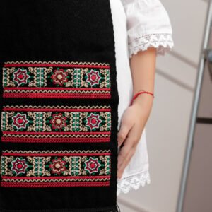 Catrinta traditionala neagra pentru fetite cu broderie florala multicolora Emanuela 02