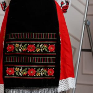 Catrinta traditionala neagra pentru fetite cu broderie florala rosie Sonia 02