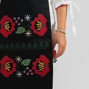 Catrinta traditionala neagra pentru fetite cu broderie florala rosie Zina