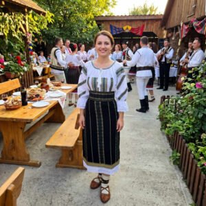 Costum popular format din catrinta , brau si ie - Venus