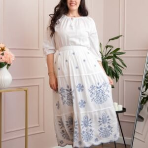 Fusta alba cu broderie florala albastra Carmen 03