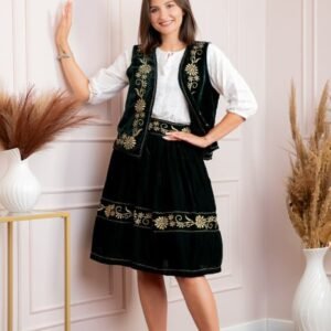 Fusta verde din catifea cu broderie florala aurie Miriam 02