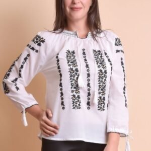 Ie traditionala alba cu motiv floral negru Eugenia