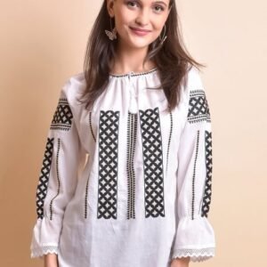 Ie traditionala alba cu motiv geometric negru Adelaida