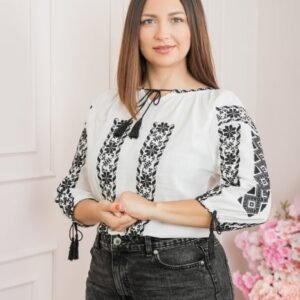 Ie traditionala alba cu motiv geometric negru Genoveva