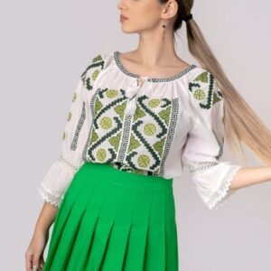 Ie traditionala alba cu motiv geometric verde Malvina 01
