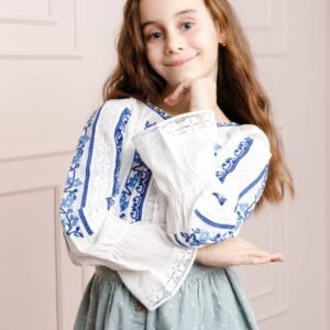 Ie traditionala alba pentru fetite cu motiv floral albastru Clara 01