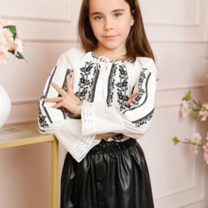 Ie traditionala alba pentru fetite cu motiv floral negru Clara 02