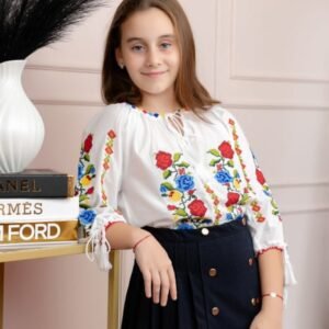 Ie traditionala alba pentru fetite cu motiv floral tricolor Darina