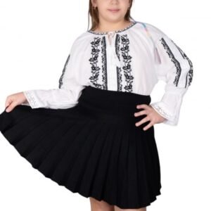 Ie traditionala fetite Antonia 3