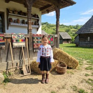 Ie traditionala fetite Isadora