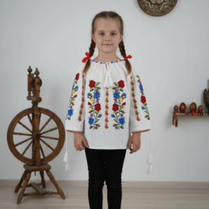 Ie traditionala fetite Laura