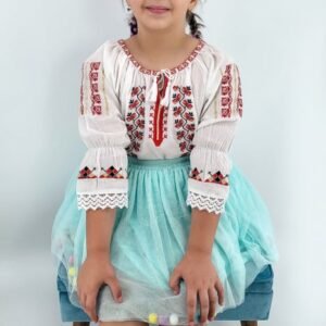 Ie traditionala fetite Liliana 3