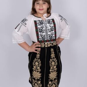 Ie traditionala fetite Livia