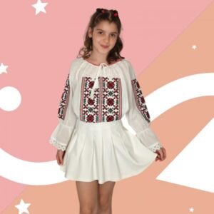 Ie traditionala fetite Melania 3