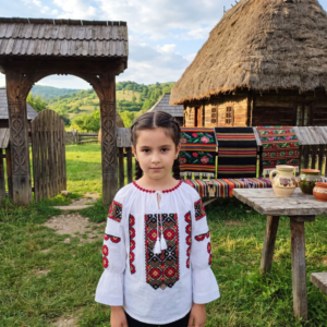 Ie traditionala fetite Sandica