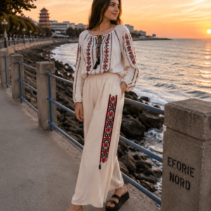 Pantaloni albi cu broderie rosie