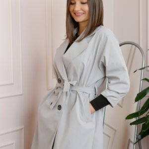 Pardesiu elegant gri deschis cu cordon si nasturi