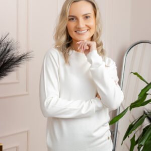 Pulover tricotat fin cu detalii ondulate Caroline - Alb