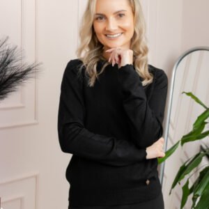 Pulover tricotat fin cu detalii ondulate Caroline - Negru