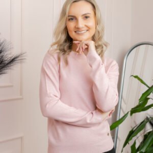 Pulover tricotat fin cu detalii ondulate Caroline - Roz