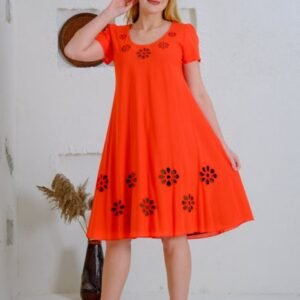 Rochie corai cu detaliu floral perforat
